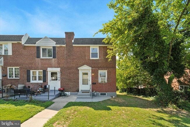 Building Photo - 2111 Delmar Dr