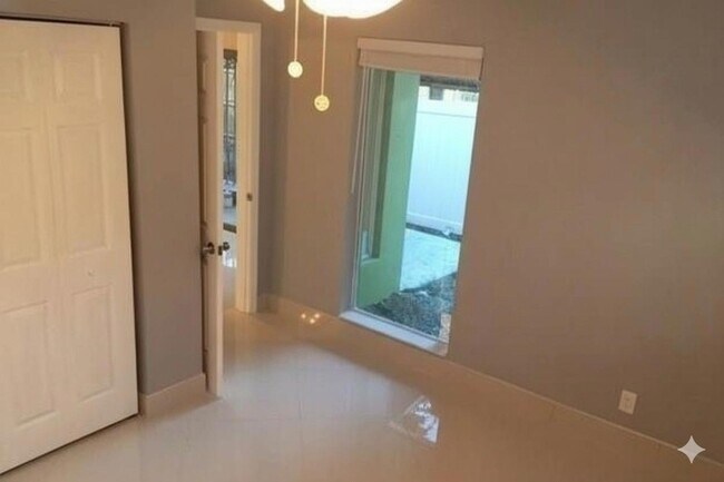 Building Photo - 704 NE 23rd Ave