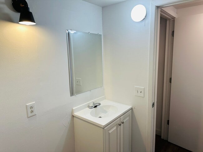 Building Photo - 4 bedroom, 1 bath. Pets Ok, Remodeled in 2...