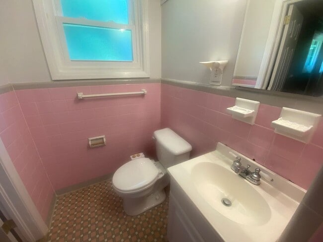 Building Photo - 1524 Alpine Dr