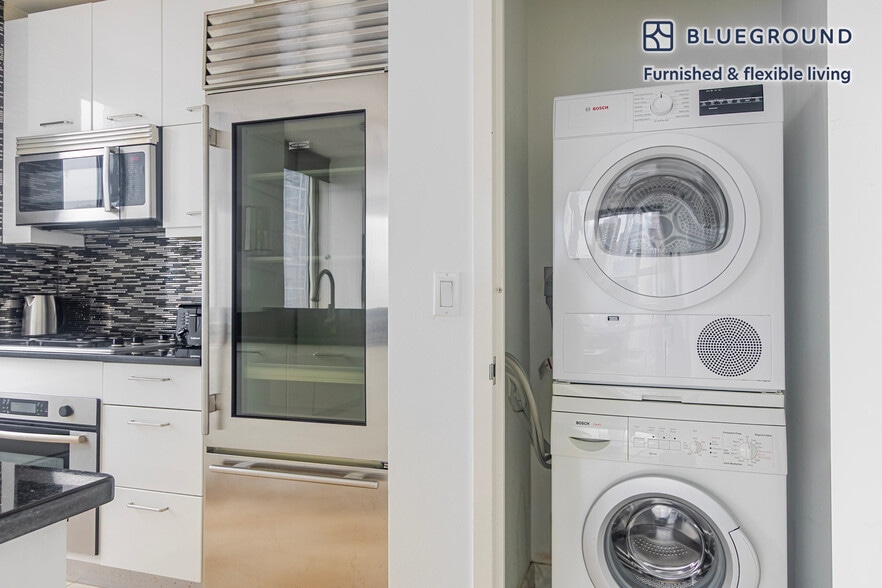 Building Photo - 635 W 42nd St