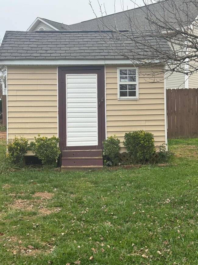 Building Photo - 136 Creek Commons Ave