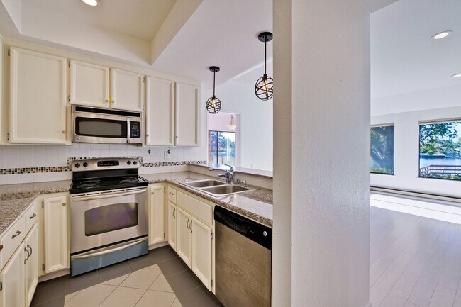 Building Photo - 1108 Shoreline Dr