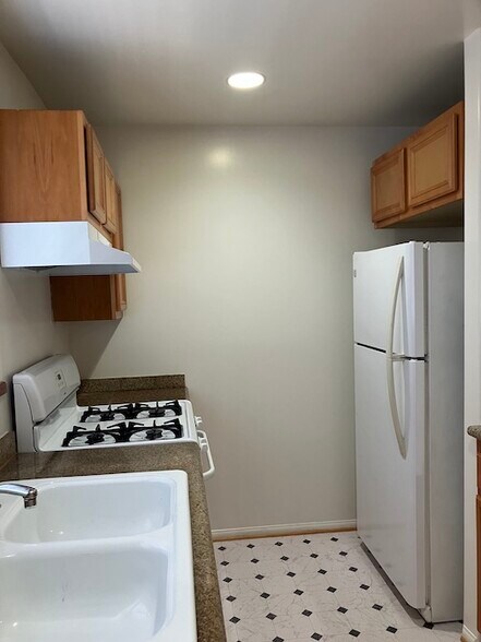 Building Photo - 6136 Eleanor Ave