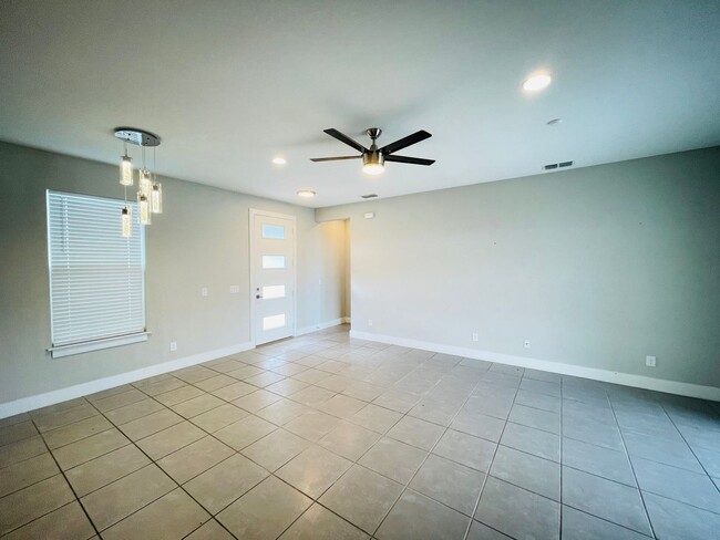 Building Photo - GORGEOUS 4 Bedroom, 2 Bathroom Home in Poi...