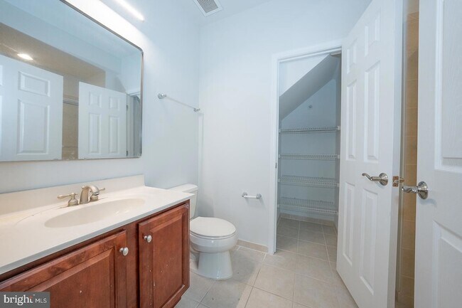 Building Photo - 300 W Elm St