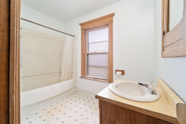 Building Photo - 513 W 22nd St