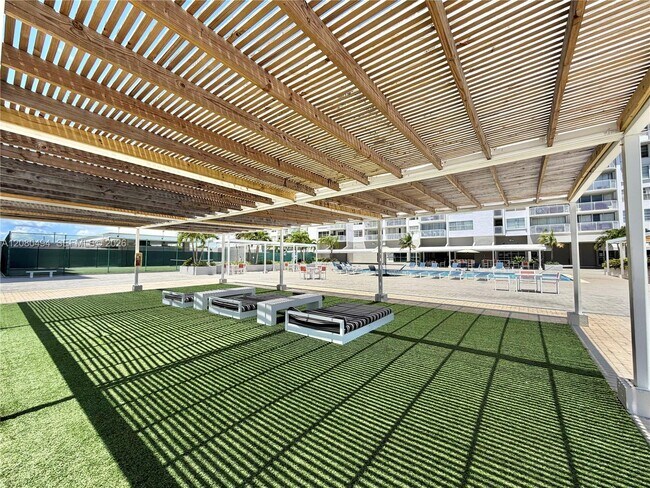 Building Photo - 18081 Biscayne Blvd