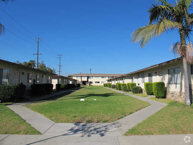 Marina Vista Courtyard - Marina Vista Apartments