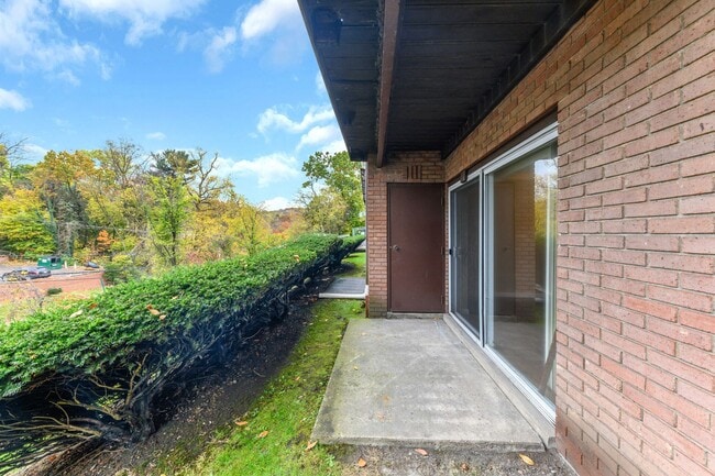 Building Photo - Welcome to a charming 1-bedroom, 1-bathroo...