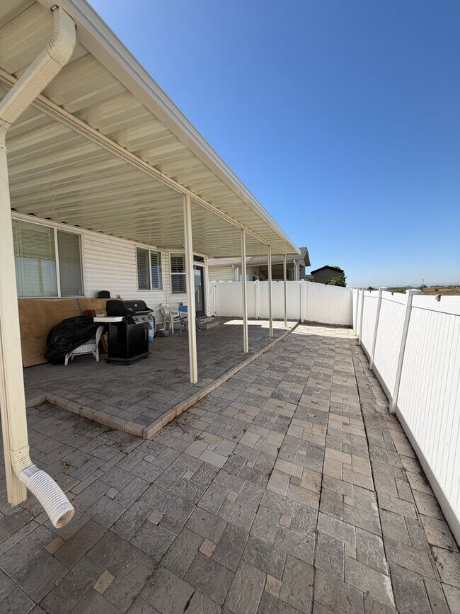 Building Photo - 721 Skipton Dr W