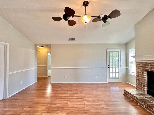 Building Photo - Discover the charm of this 3 bed 2 bath exquisite home!
