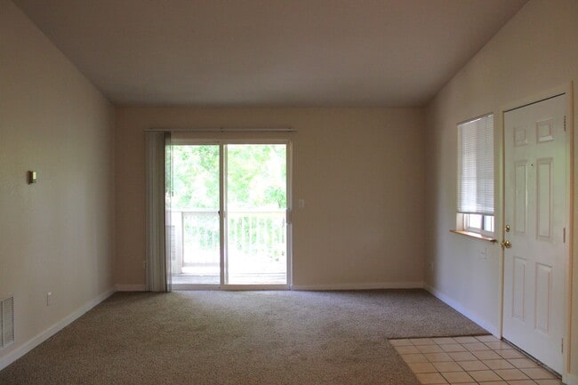 Building Photo - Comfortable 2BR Near Campus + $200 Move-In...