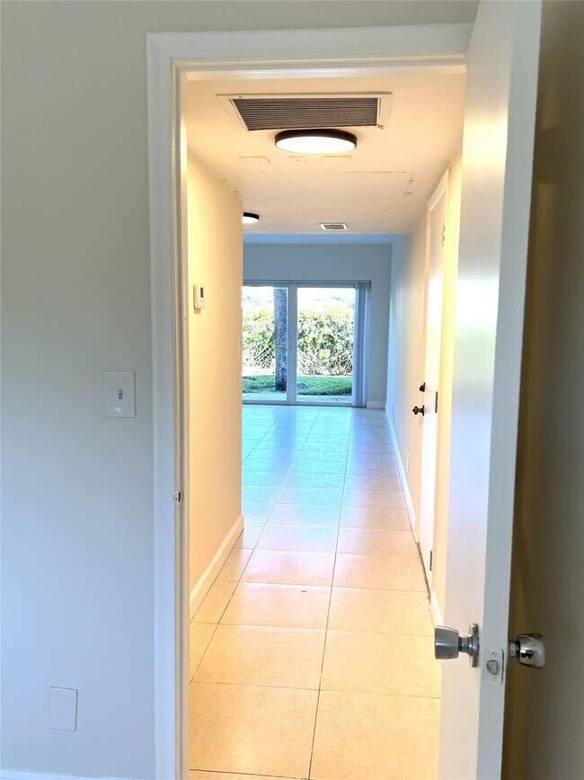 Building Photo - 505 NE 20th Ave