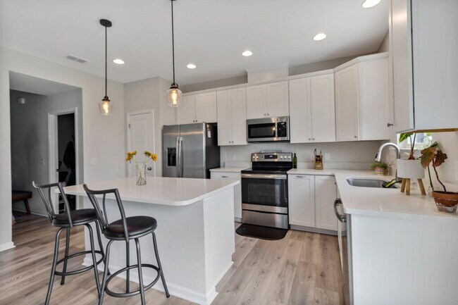 Building Photo - Lovely 4 Bedroom, 2 bath home in The Commons, Richmond Hill