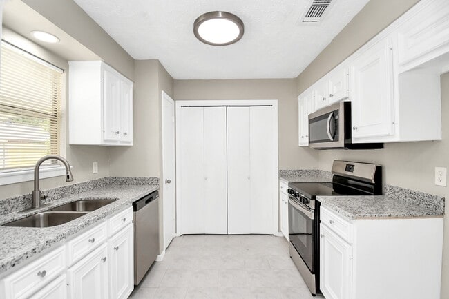 Building Photo - 14235 Bella Dr