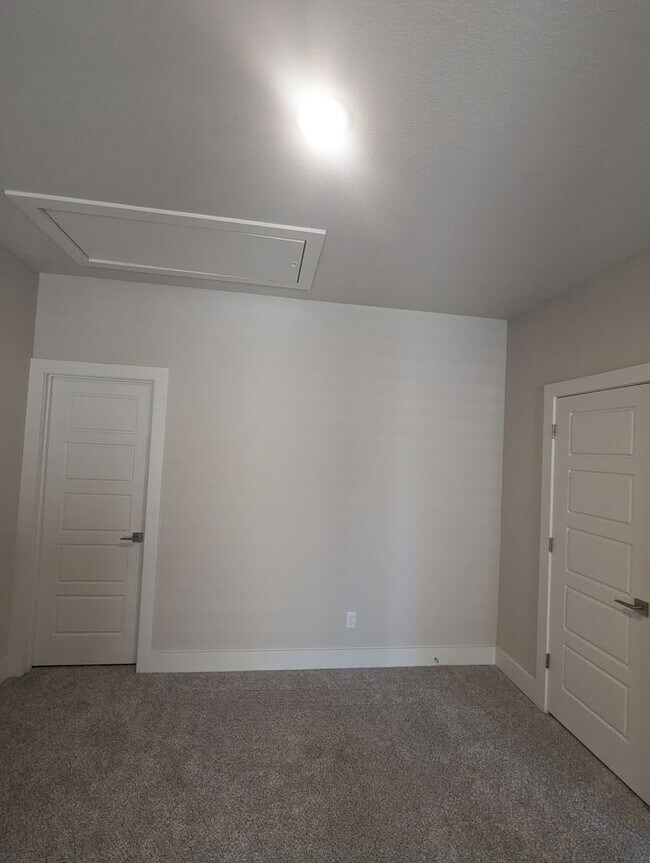 Building Photo - 4/2.5/2 - Beautiful 2 story/ PRIVATE PARKING!! GODLEY ISD