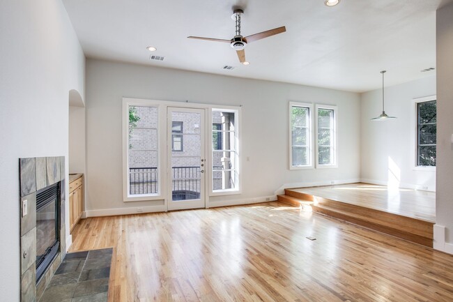 Building Photo - Contemporary 3 Bed in Oak Lawn • Amazing A...
