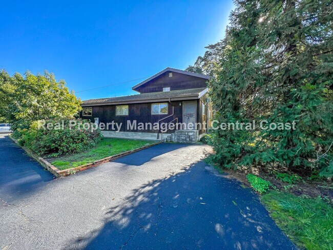 Building Photo - AVAILABLE OCTOBER - Large 4 Bedroom / 3 Ba...