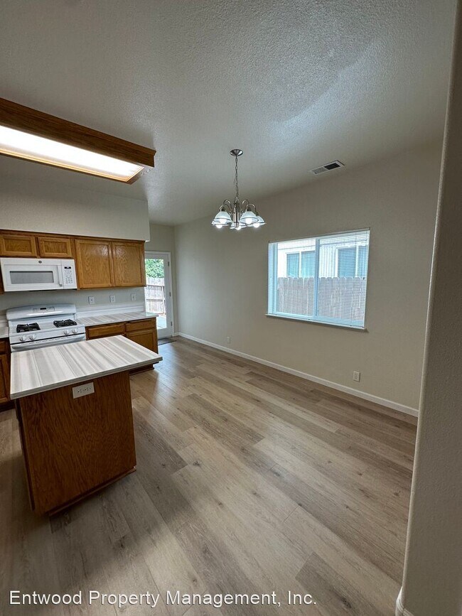 3 br, 2.5 bath House 1616 Manzanita 1616 Manzanita Ave Chico CA