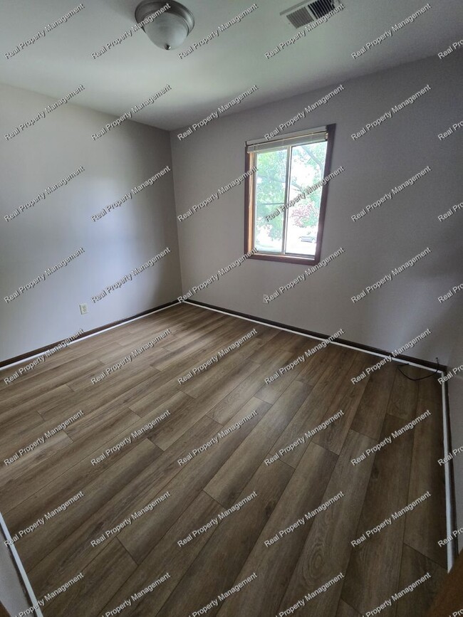 Building Photo - Clean 2 Bedroom 2nd Floor Apartment