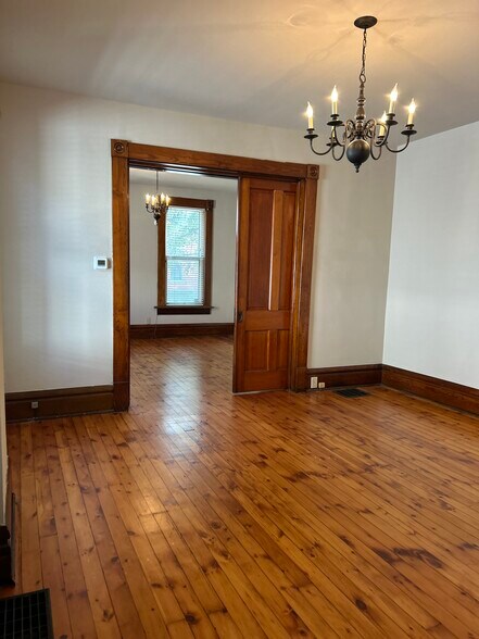 Building Photo - 118 E Kossuth St