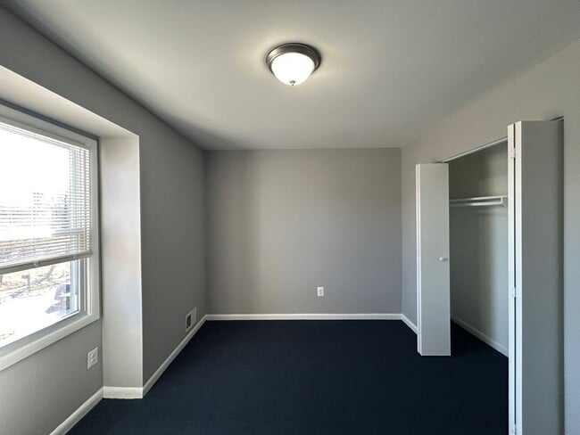 Building Photo - Move-in ready