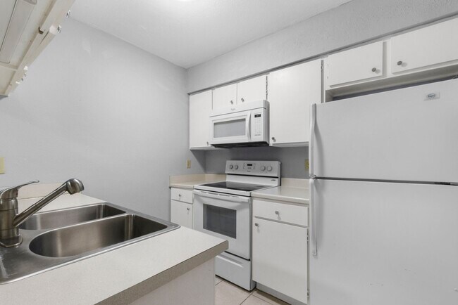 Building Photo - 2100 Wilcrest Dr