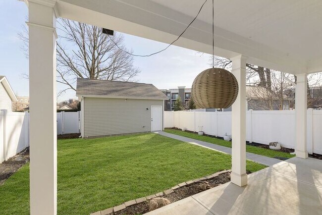 Building Photo - Beautiful 3 Bed 2.5 Bath in Central Greens...