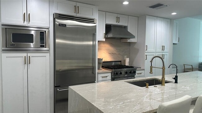 Building Photo - 1120 E Kennedy Blvd