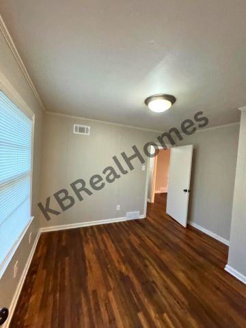 Building Photo - 1938 Gayle Ave