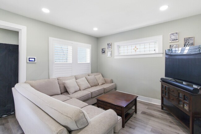 Building Photo - 925 Plainfield Ave