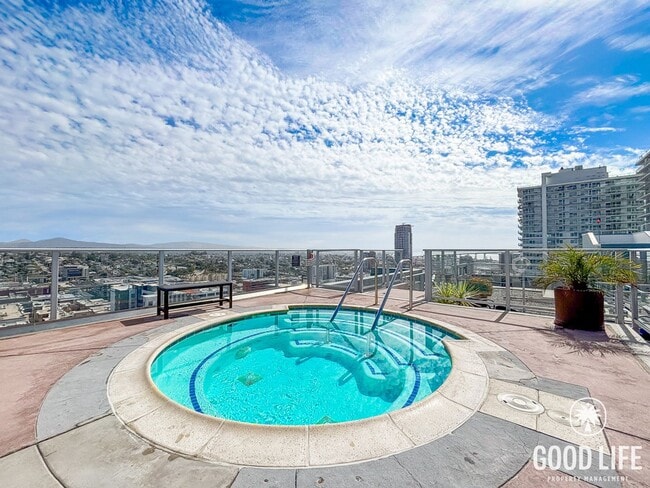 Building Photo - Gorgeous Studio W/ W/D, A/C, Balcony, Rooftop Deck, Gym, Jacuzzi with City views!!