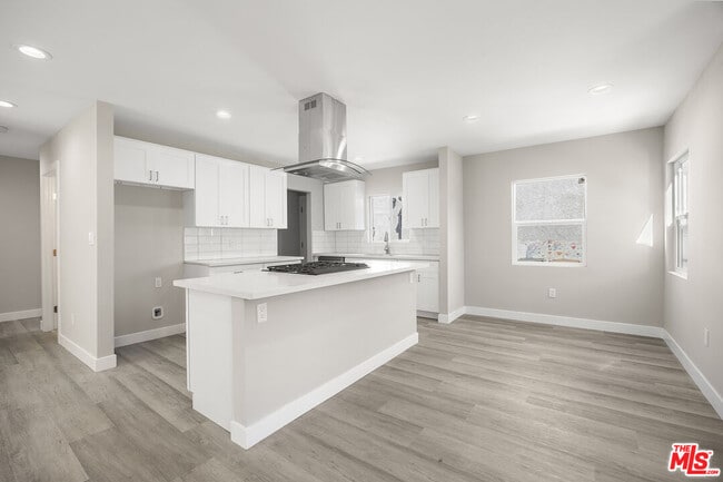 Building Photo - 121 W Elm Ave