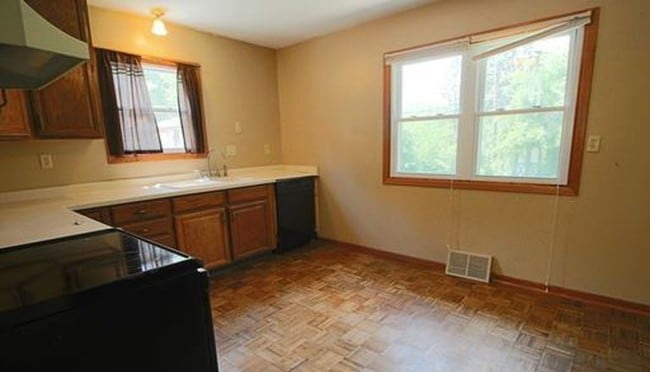 Building Photo - 448 N Grandview Blvd