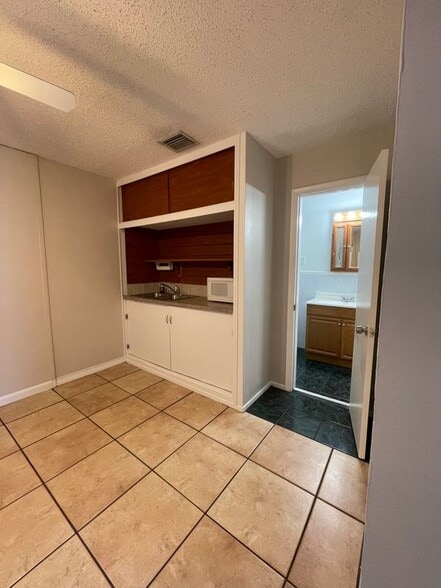 Building Photo - 3451 NE 13th Ave