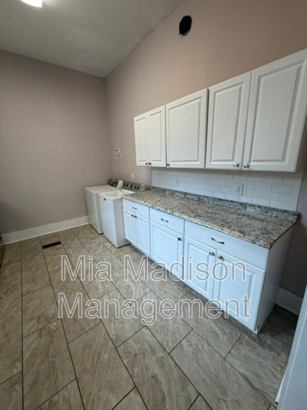 Building Photo - 305 W 39th St