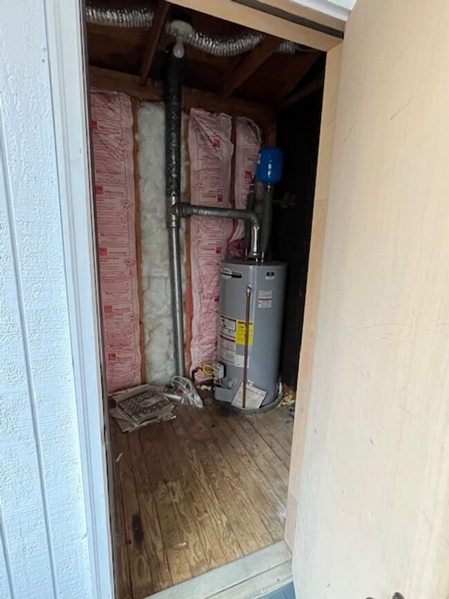 Building Photo - 2 Bedroom 1 Bath Upstairs Condo with MANY upgrades in Hunters Chase