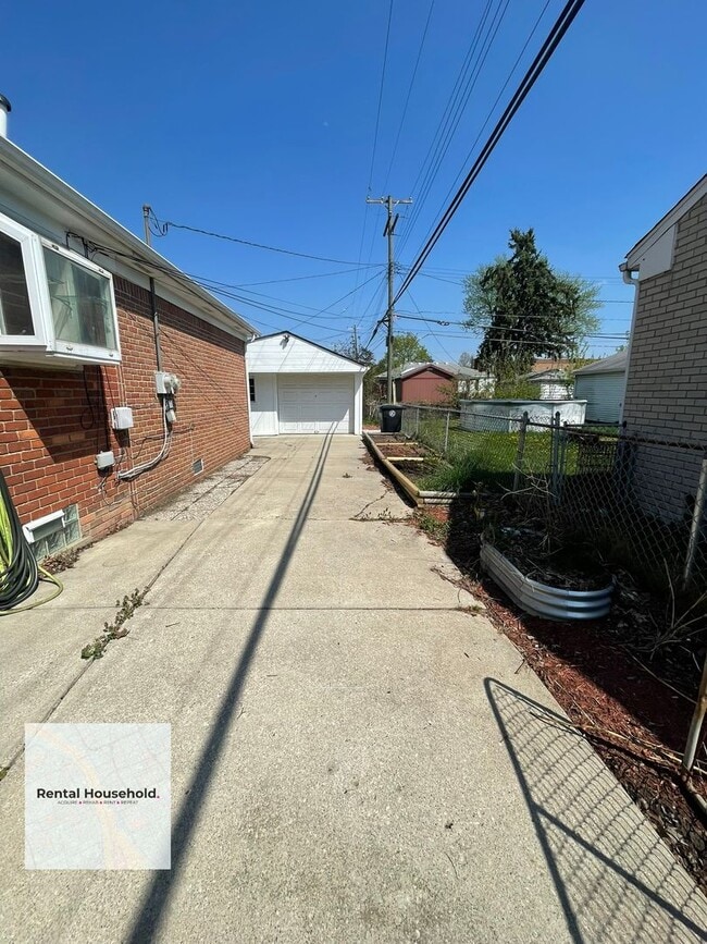 Building Photo - Stunning 3 Bedroom Oasis in Livonia-Move-In Ready!!