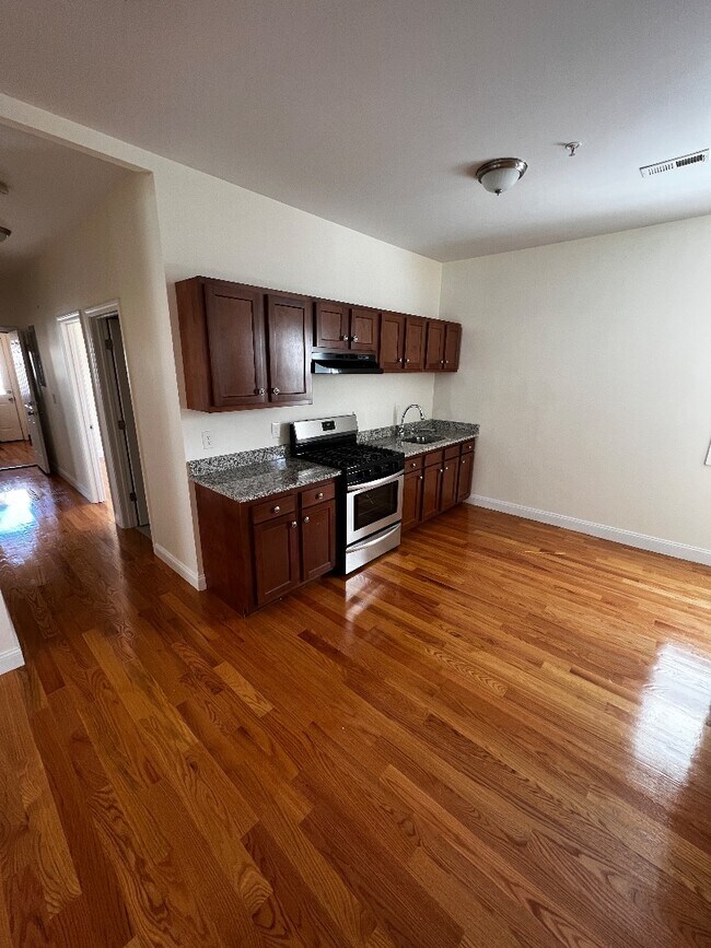 Building Photo - 57 Woodford St