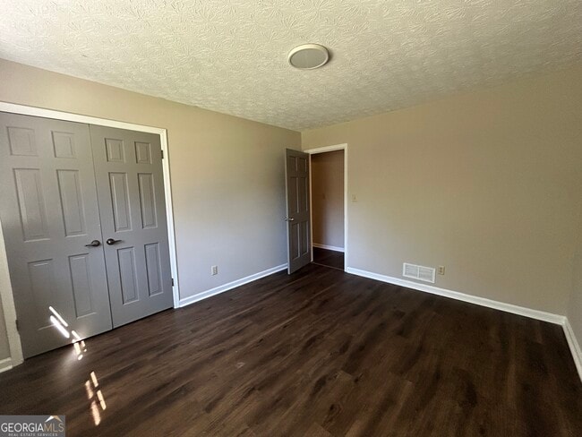 Building Photo - 2000 Forest Dr