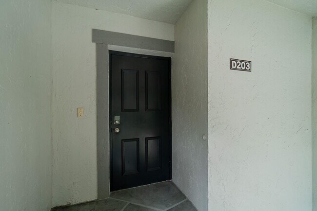 Building Photo - 11355 Pond View Dr