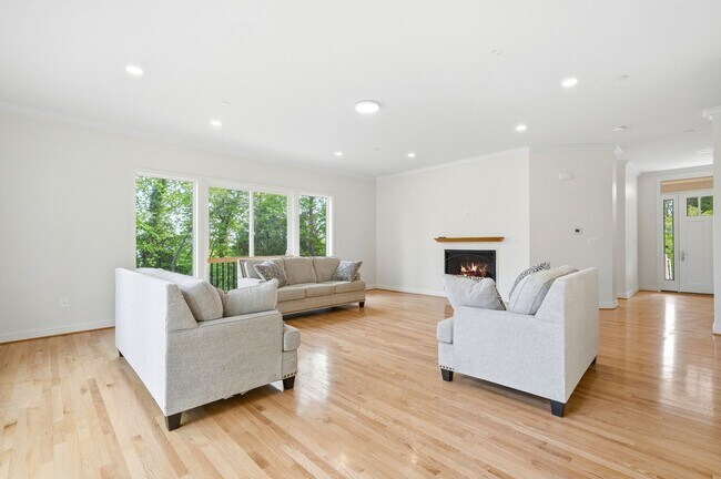 Building Photo - 5116 Shore Dr