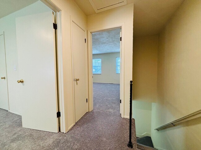 Building Photo - 2 Bedroom, 1.5 Bath Townhouse