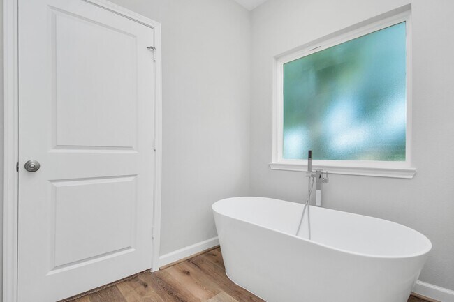 Building Photo - 2333 Hoskins Dr