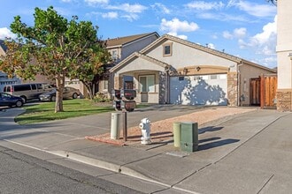 Building Photo - 533 Channel Ct