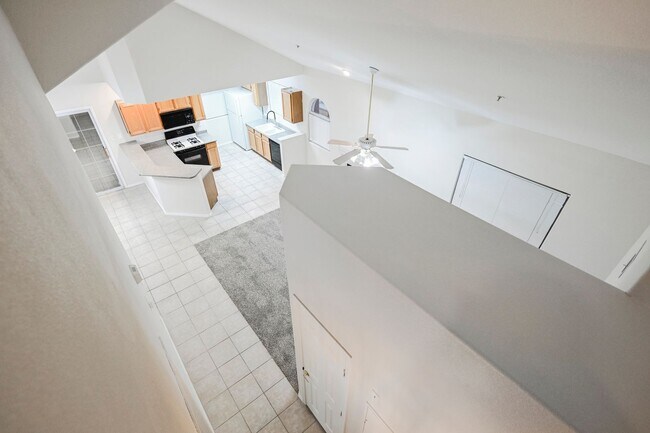Building Photo - Gated Community townhome, with private garage
