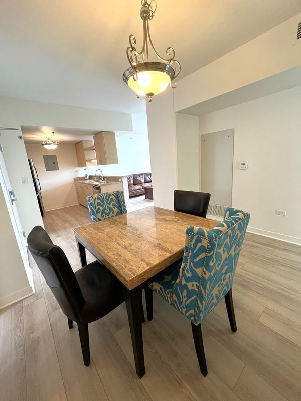 Building Photo - 425 W Beech St