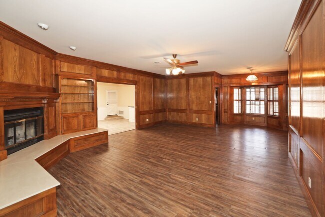 Building Photo - Spacious Canyon Home