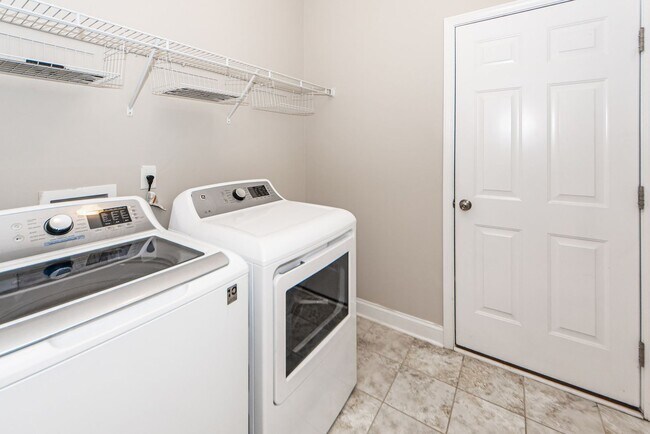 Building Photo - 4 Bedroom 3.5 Bath Townhouse in Kingsbridge at Park West - Mt Pleasant